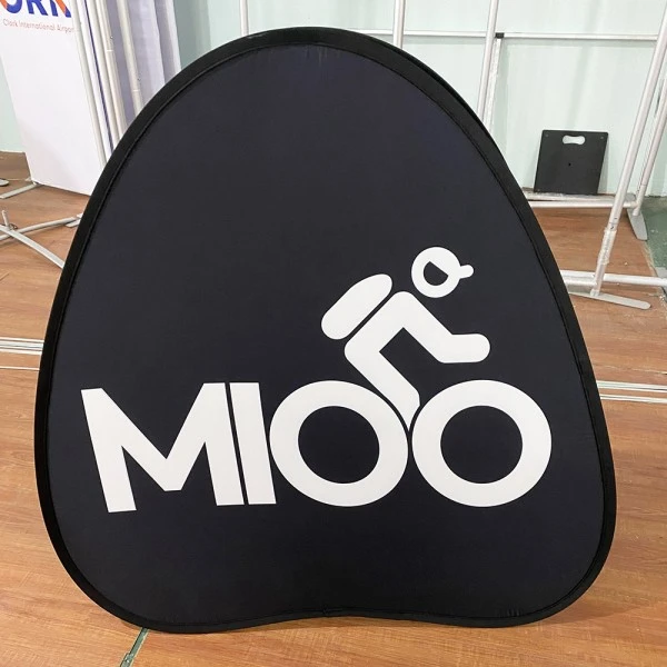 Защо триъгълните изскачащи банери се превръщат в най-ефективния инструмент за външна реклама за събития и промоции